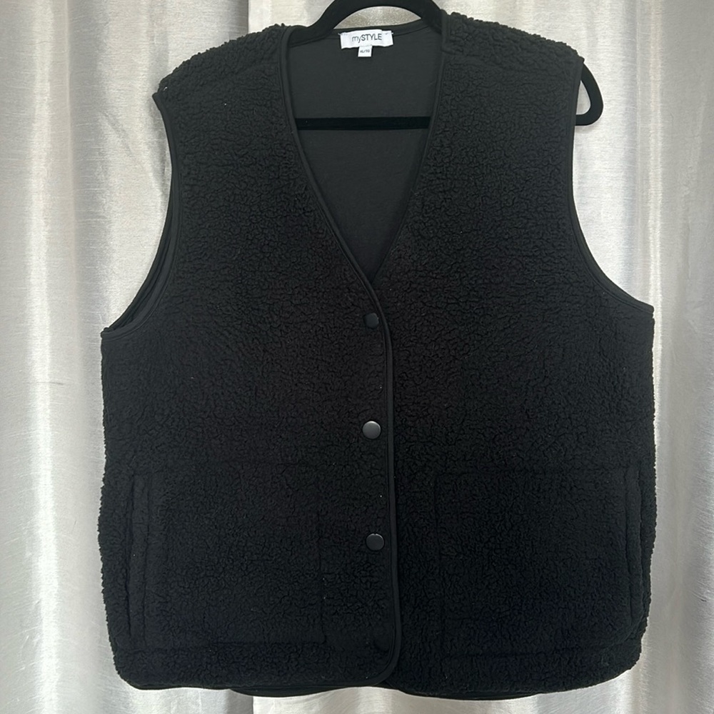 Black Sherpa Button-Front Vest - Women's - Picture 2 of 6